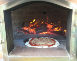 Bedienung Pizzaofen - Pizza in einem Steinofen