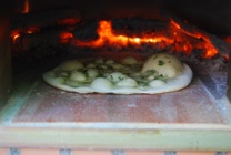 Bedienung Pizzaofen - Pizza in einem Steinofen